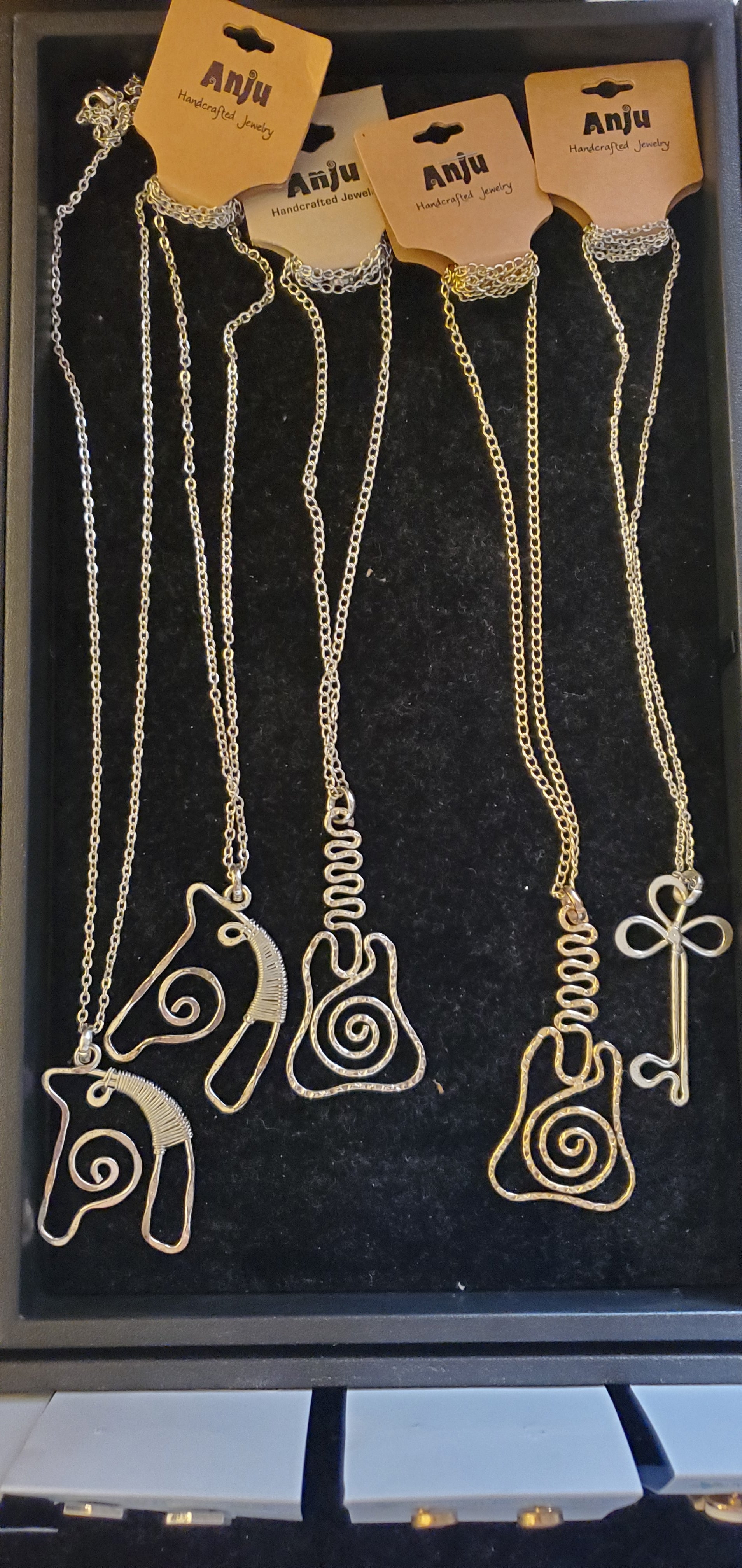 Silhouette necklaces Anju