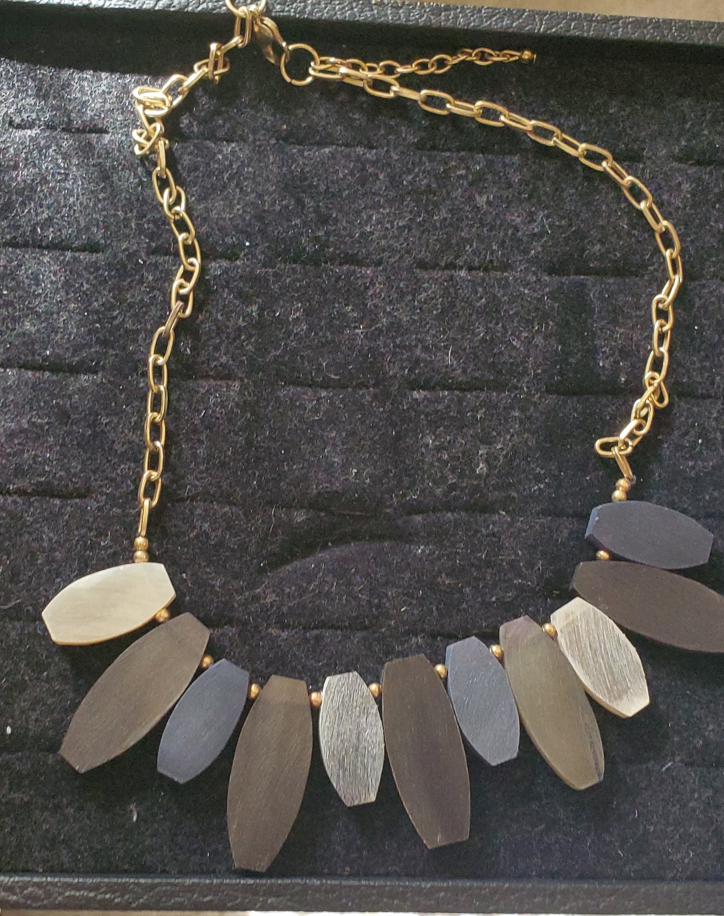 Omala Fan Necklace